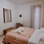 Tony In Διαμέρισμα
